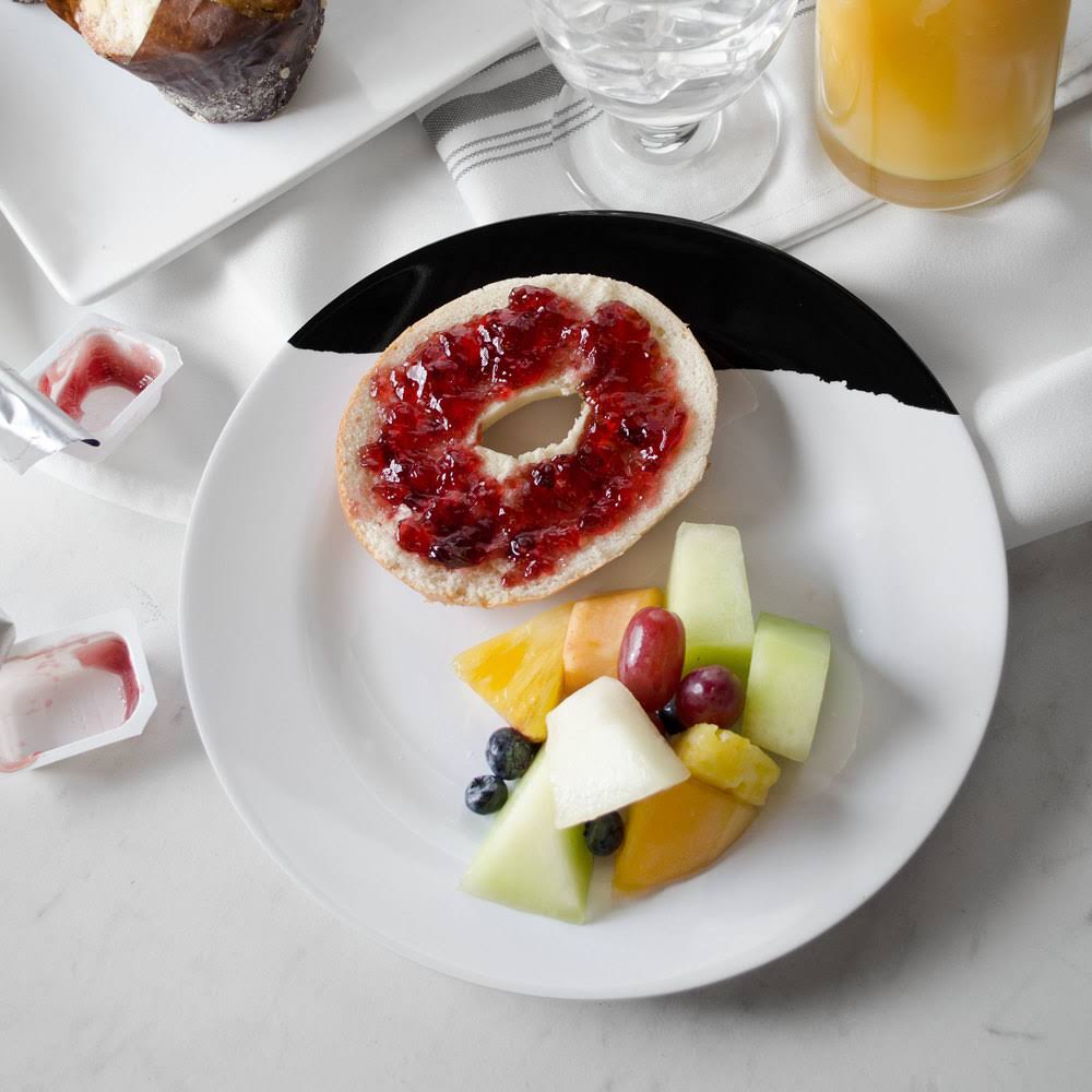 White Black Wide Rim Round Melamine Plate Q5817